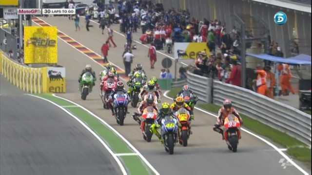 LA SALIDA DEL PITLANE Y LA AMBULANCIA "DOBLADA"